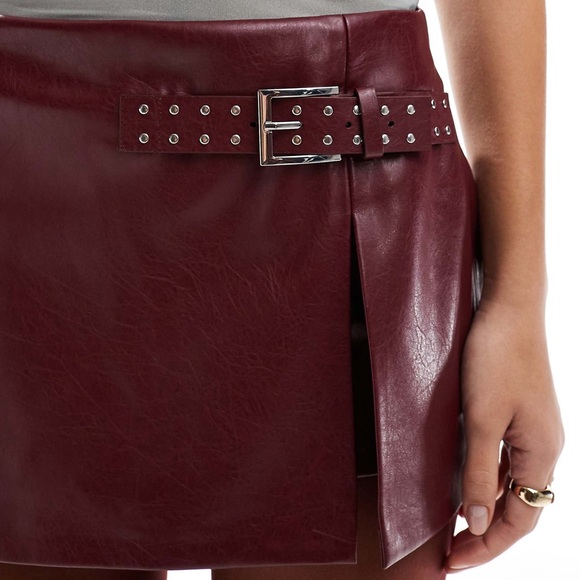 Bershka belted faux leather mini skirt in burgundy - Picture 5 of 12